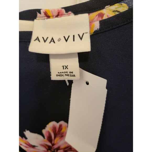 Ava & Viv Navy Blouse with Floral Pattern Size 1X - Picture 3 of 3